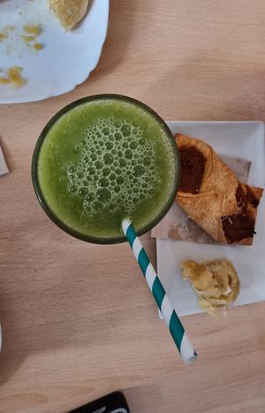 Green smoothie and a savoury snack at Vegan Bombon in Alicante