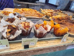 Muffins and pizzas at Vegan Bombon in Alicante