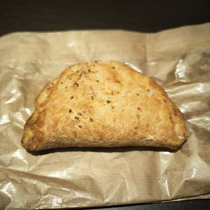 Empanadilla sabor pizza at Vegan Bombon in Alicante