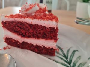 Red velvet cake at Vegan Bombon in Alicante