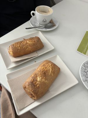 Vegan pizza pocket  at Vegan Bombon in Alicante