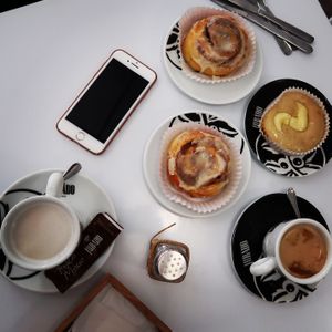 Cinamon rolls, latte, mandalines at Vegan Bombon in Alicante