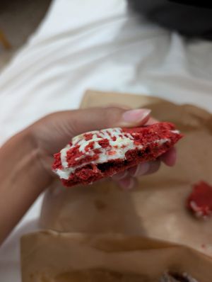 Red velvet cookie inside at Vegan Bombon in Alicante