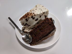 oreo and sacher cakes at Vegan Bombon in Alicante
