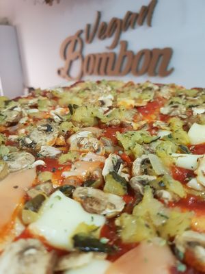 Vegan pizza gluten  free at Vegan Bombon in Alicante