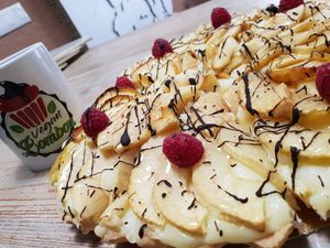 Apple  cake vegan and gluten  free at Vegan Bombon in Alicante