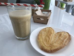 apple pie drink(not recommended) and a cookie at Vegan Bombon in Alicante