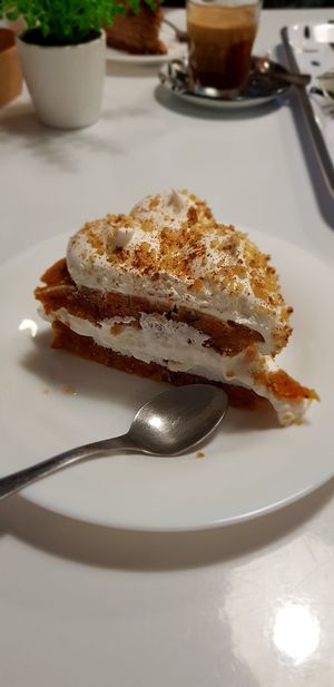 Tarta de zanahoruq at Vegan Bombon in Alicante