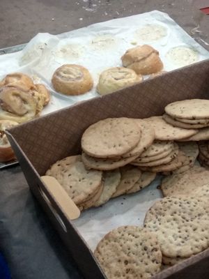 Rollitos de canela y galletas at Vegan Bombon in Alicante