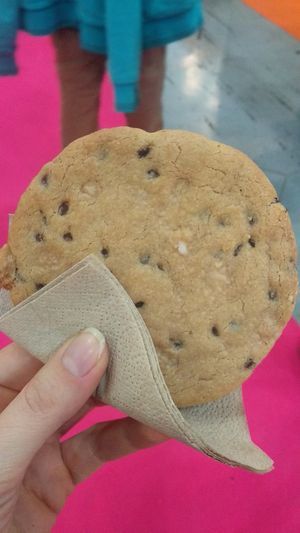 Galleta con chocolate y chocolate blanco at Vegan Bombon in Alicante