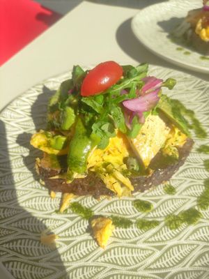 Beautiful place. This is a vegetarian toast, I changed the salmon for tofu and it's alright. Not amazing, but cool drinks (Chai latte, maracuya lemonade...). Many vegan / vegetaria at Amelie Green in Gran Canaria