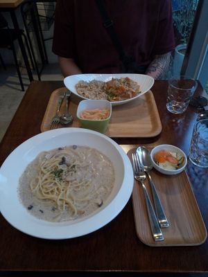 I had the creamy mushroom pasta and my friend the brown and veggies in yellow sauce. at Sun - 카페 in Seoul