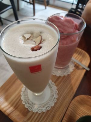 Delicious almond rice milk smoothie at Sun - 카페 in Seoul