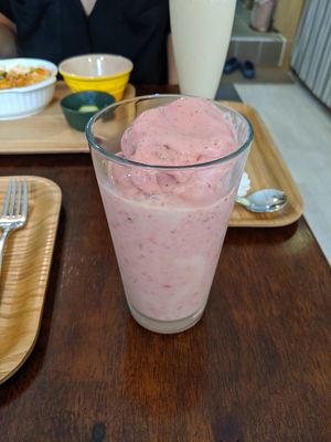 Strawberry and banana smoothie at Sun - 카페 in Seoul