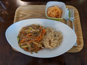 Vegetables in a yellow bean sauce with brown rice at Sun - 카페 in Seoul