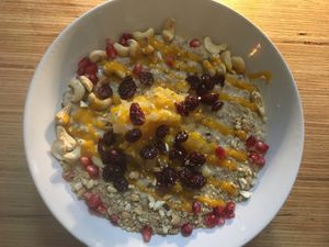 Hot Hafer Porridge mit Datteln, Leinsamen und Apfelkompott at Mana - Schöneberg in Berlin