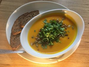 Spicey Pumpkin Soup mit Hokkaido, Apfel, Ingwer, Cranberry und Koriander  at Mana - Schöneberg in Berlin
