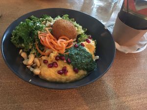 „Stay Balanced“ bowl mit Quinoa-Grünkohlsalat, Süßkartoffelstampf, Kurkuma-Linsenbällchen + Bio Tee „Berry Love" at Mana - Schöneberg in Berlin
