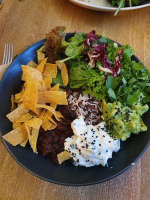 Bowl mit Avocado, schwarzen Bohnen und dreierlei Reis at Mana - Schöneberg in Berlin