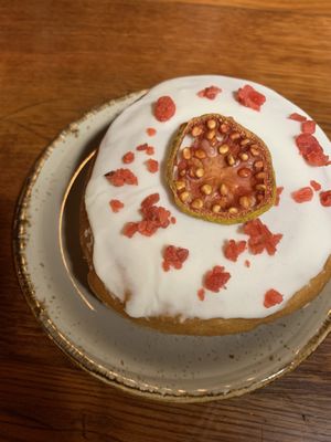 Dona de guayaba y fruta de la pasión! Una explosión de sabor 💥 at Bite Me Cafe in Madrid