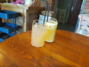 Pink lemonade and chai at Bite Me Cafe in Madrid