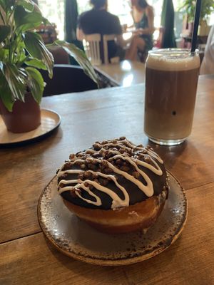 Pistachio Latte con halo de chocolate y plátano   at Bite Me Cafe in Madrid