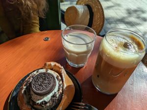 "Donut" (eher Torte 🍰) und Iced Pistazienlatte (und ne kleine Hafermilch) at Bite Me Cafe in Madrid