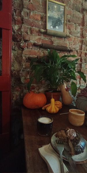 Cafés e donut de pistacho at Bite Me Cafe in Madrid