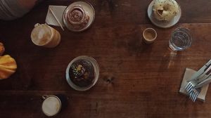 Roll de cabela, donut de Limón e donut de chocolate e pistacho at Bite Me Cafe in Madrid