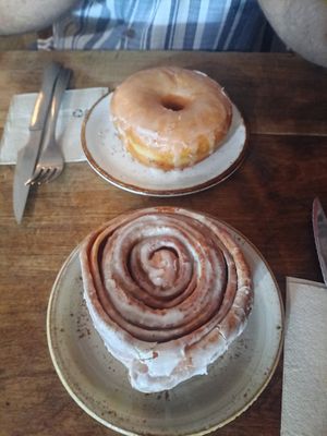 Cinnamon roll y Halo clásico glaseado at Bite Me Cafe in Madrid