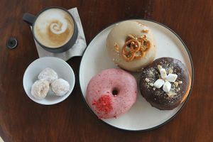 Halos with latte at Bite Me Cafe in Madrid