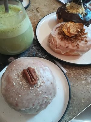 donut y ice matcha latte at Bite Me Cafe in Madrid