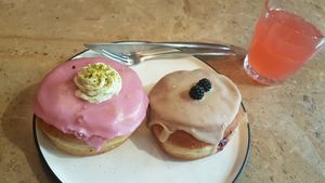 Rose and peanut butter blackberry at Bite Me Cafe in Madrid