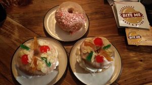 Donuts especiales de Navidad at Bite Me Cafe in Madrid