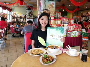 Fried Bearhead Mushroom with Ginger (small) RM15
Fried Rice in Vietnam Style (small) RM8 - remember to request for no eggs
Curry Vegetables (small) RM15 - remember to request for no milk
 at Ring Zhi Vegetarian Restaurant in Kepong