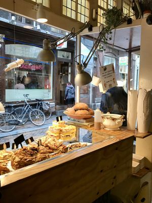 De Laatste Kruimel: sweets by the window  at De Laatste Kruimel - Langebrugsteeg in Amsterdam