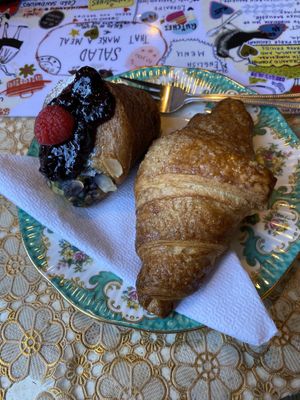 Veganer Muffin und veganes Croissant   at De Laatste Kruimel - Langebrugsteeg in Amsterdam
