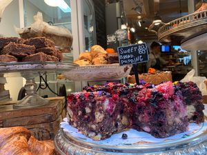 Fruit and flowers at De Laatste Kruimel - Langebrugsteeg in Amsterdam
