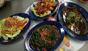 Zichar dishes at Mummy Yummy Stall in Northeast Singapore