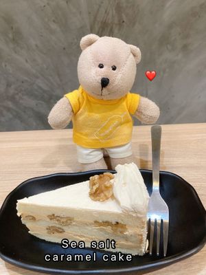 Sea salt caramel cake at Greendot 绿一点 - Northpoint in North Singapore