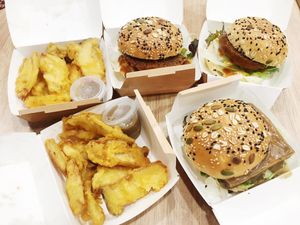 Burgers and Tempura at grEAT in Central Singapore