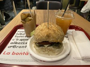 primera hamburguesa que probé ahí, estuvo bien   at Mercato Centrale Roma in Rome