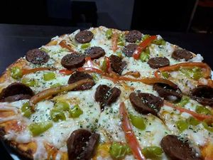 Pizza picante con chori, guindilla,pimiento.100% vegana at Tommate in Galapagar