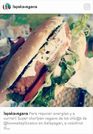 Choripan vegano.También tenemos salchichas tipo alemanas.100% veganas at Tommate in Galapagar