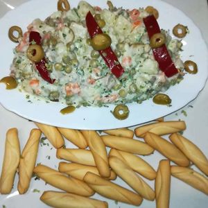 Ensaladilla rusa con veganesa. Caserita 100% vegana at Tommate in Galapagar