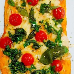 Porción pizza cherry-albahaca .100% vegana at Tommate in Galapagar