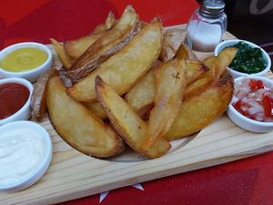 Patatas gajo caseras con veganesa,pesto y criolla. at Tommate in Galapagar