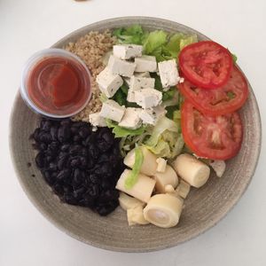 Mmmm romain salad with quinoa, blackbeans, tofu, palmhearts and tomato at Garden Fresh Cafe in Palm Beach