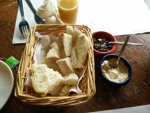 humus and tapenade with bread at De Wankele Tafel in The Hague