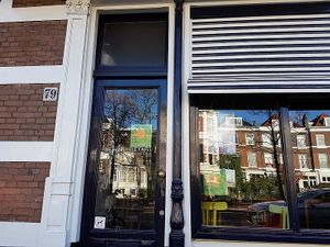 front entrance at De Wankele Tafel in The Hague